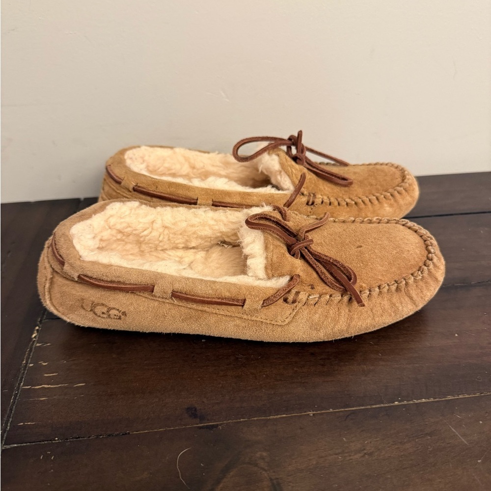 UGG Dakota Chestnut Suede Moccasin Slippers Shearling Lined Womens